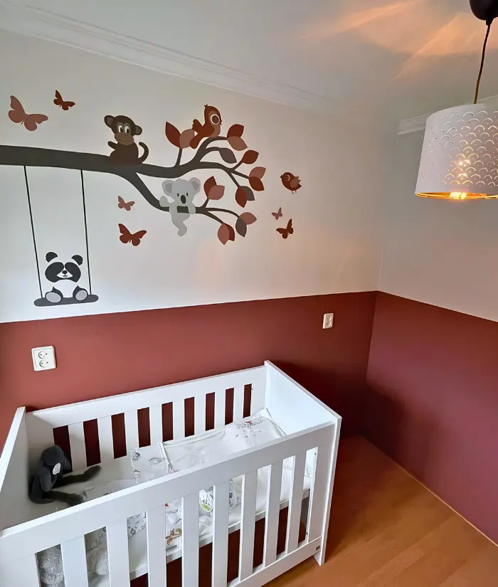 Terracotta babykamer met tak met vrolijke dieren behangsticker